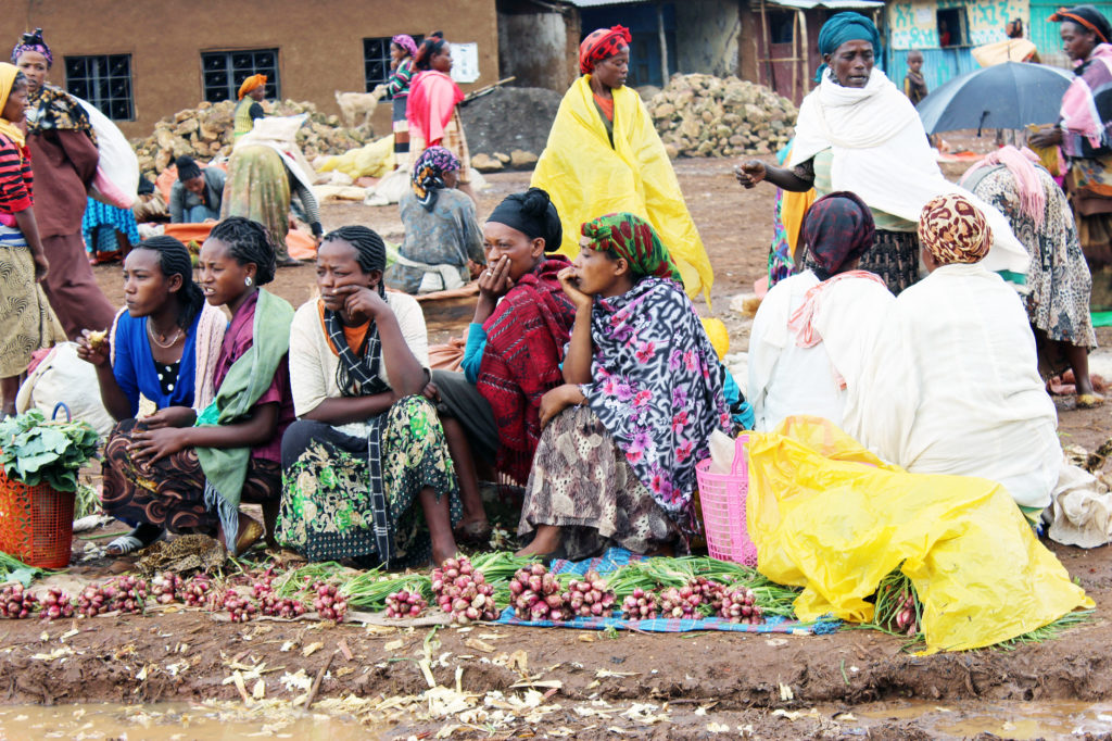 ETIOPIA OMO Mercato locale all'aperto di ortaggi