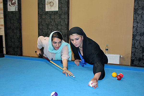 Isfahan, il biliardo è l'hobby preferito delle ragazze
