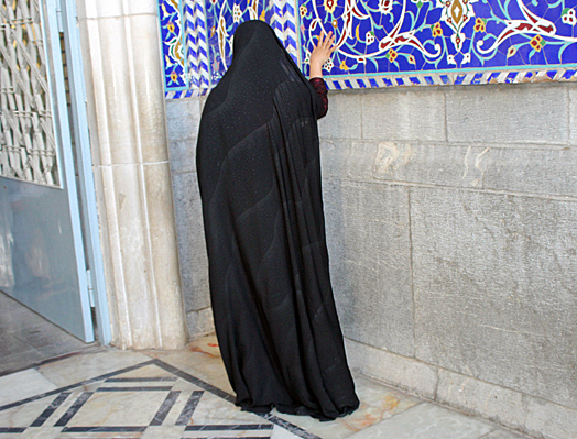 Qom, pellegrina in preghiera al Santuario di Reza