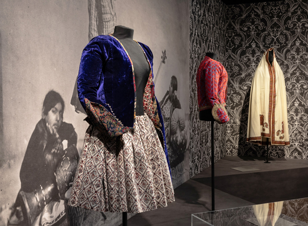Dalla mostra Molto colorati. L'eleganza tessile a Teheran intorno al 1900, giacche, gonne e cappe femminili