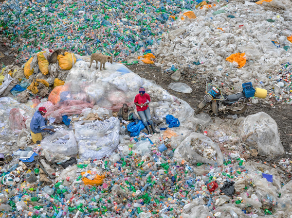Dandora Landfill #3, Plastics Recycling, Nairobi (Kenya), 2016 photo copy Edward Burtynsky, courtesy Admia Photography, Milan / Nicholas Metivier Gallery, Toronto