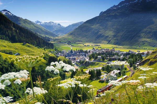 Il villaggio di Andermatt, canton Uri, Alpi svizzere