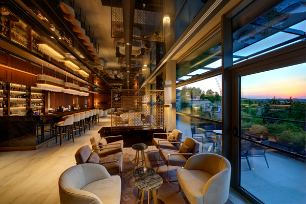 Il lounge bar con terrazza esterna
