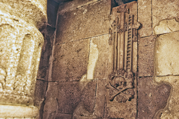Particolare sotto al sarcofago della cripta