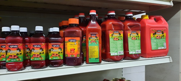 Bottiglie di olio di palma rosso