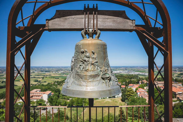 Bertinoro, campana dell'ospitalità e vista mare