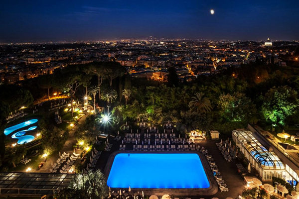 Vista notturna di Roma dalla terrazza del Rome Cavalieri A Waldorf Astoria Hotel