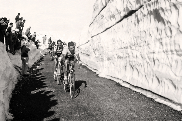 Giro del 1960, J. Anquetil in maglia rosa, G.Nencini e Diego Ronchini sul monte Terminillo