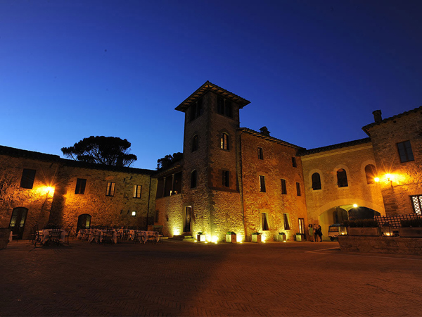 Castel Monastero, la piazza