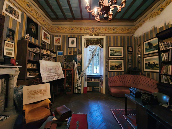  Una sala del Castello Marchionale con i lavori dello scenografo e costumista Carlo Leva
