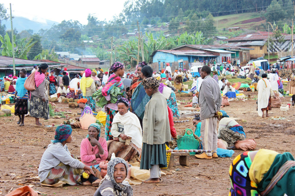 ETIOPIA OMO Mercato locale all'aperto di ortaggi e spezie