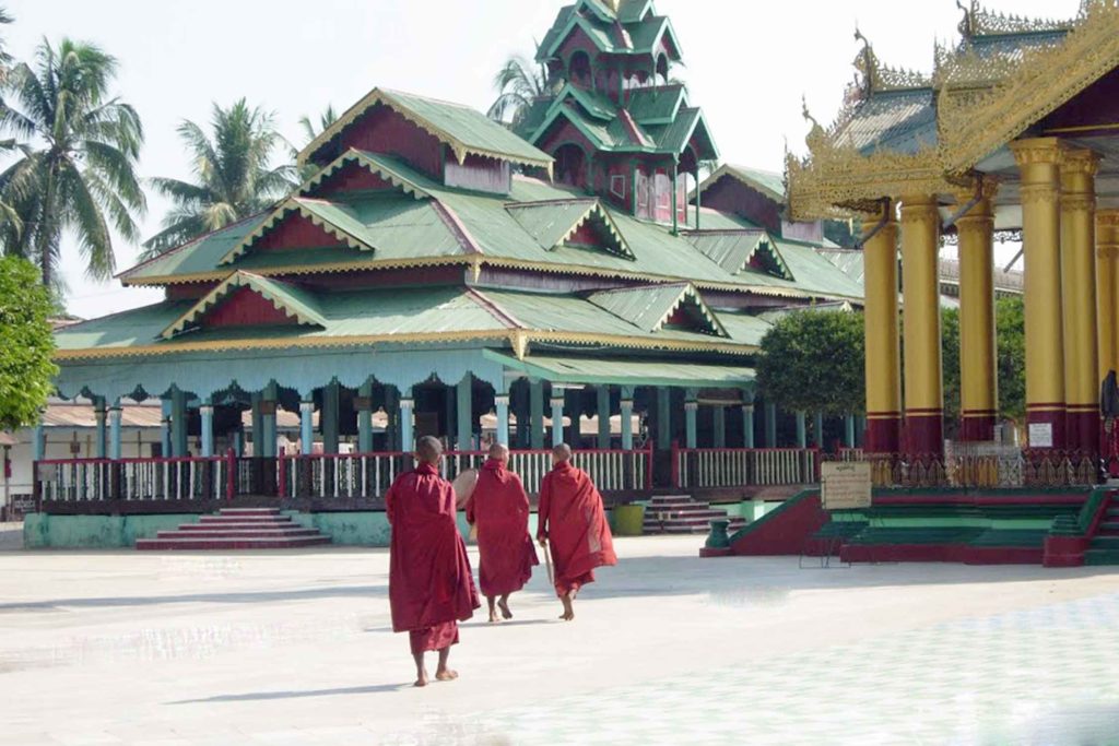 birm05m tempio e monaci