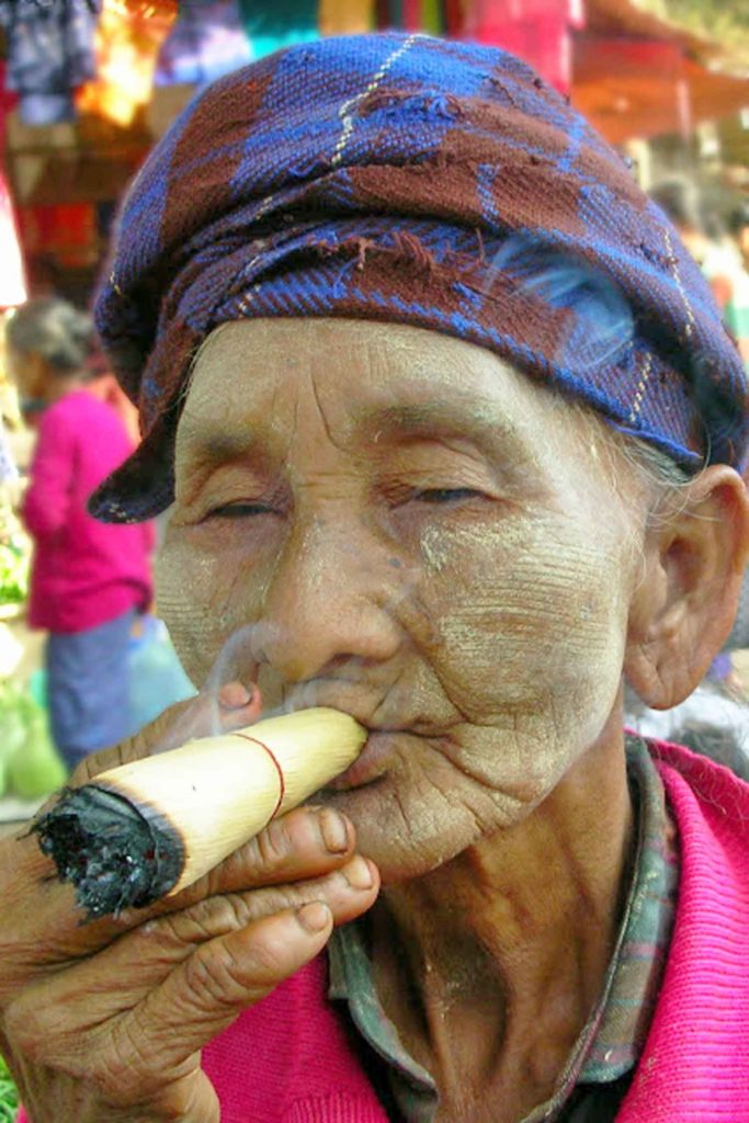 birm08vm donna con sigaro