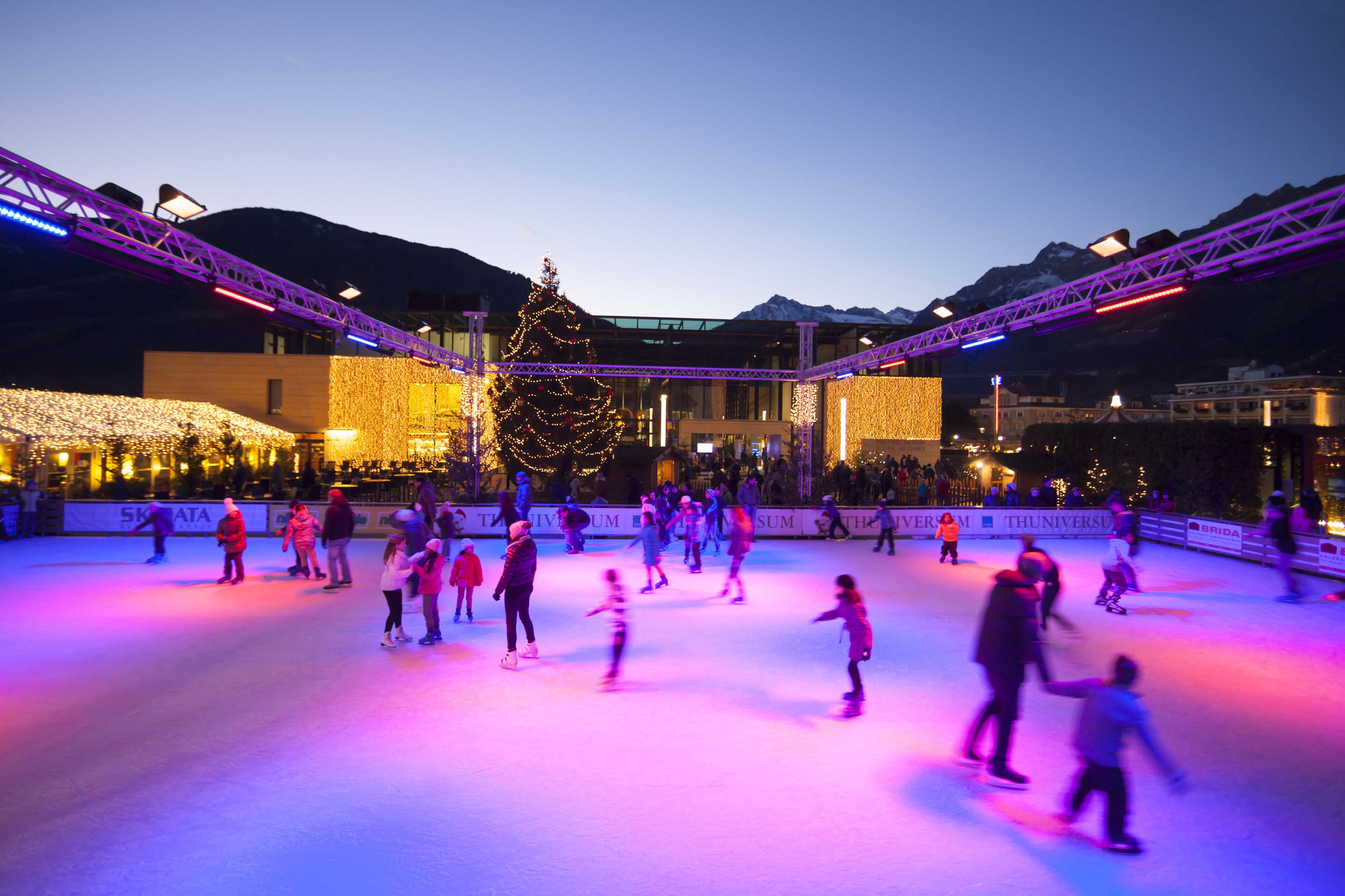 Südtirol, Meran, Thermenplatz, Winter, Weihnachten, Eislaufen, Eislaufplatz, Schlittschuhe, Schlittschuhlaufen, Eis, Eisplatz, Winter,