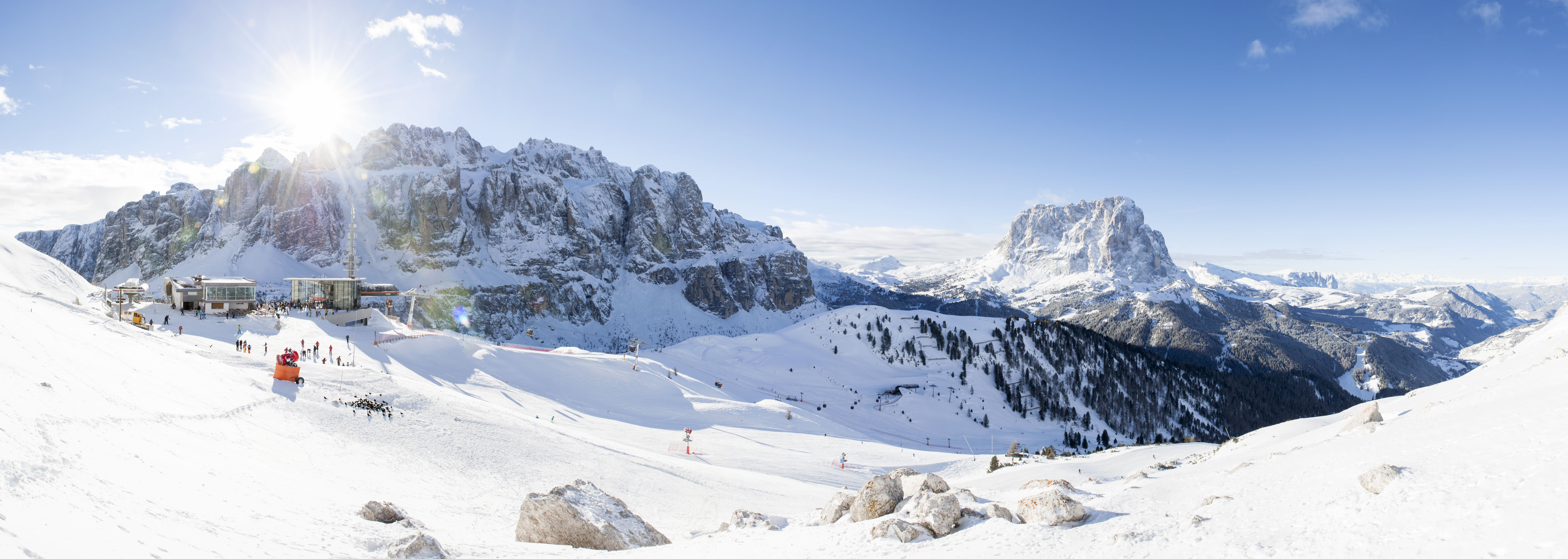 Panoramafoto von Dantercepies aus mit Blick auf den Langkofel und der Sellagruppe