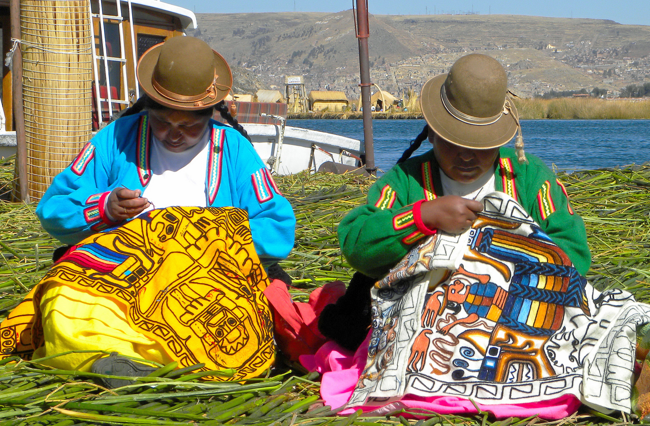 perù32 Titicaca, donne Uros