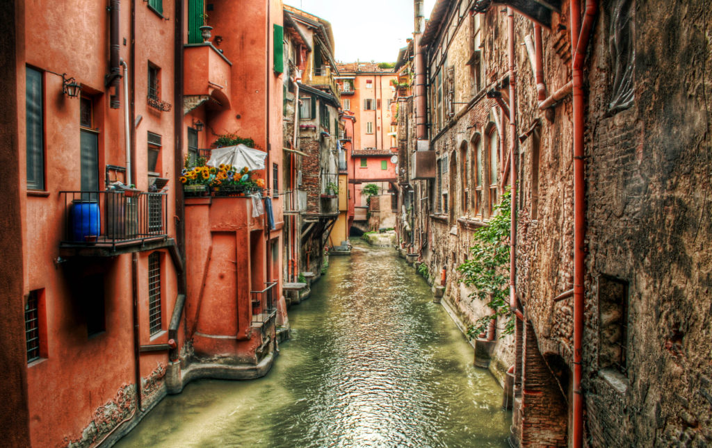 Bologna, spettacolare scorcio di un canale