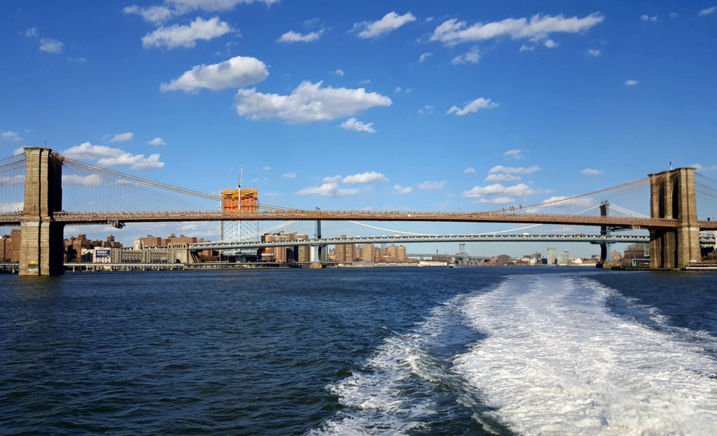 New York, ponte di Brooklyn, sul traghetto dell'East River