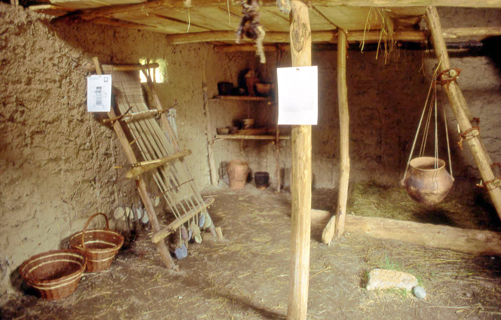 Camuni, interno di capanna