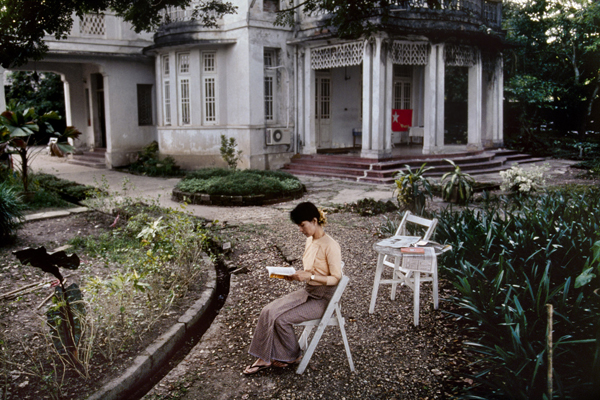  Daw Aung San Suu Kyi, attivista non violenta e vincitore del Premio Nobel per la Pace del 1991, Rangoon, Birmania (Myanmar), 1995 - Steve McCurry 