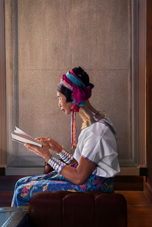 Chiang Mai,Thailand, 2012, Steve McCurry Donna, lettura, luce solare 