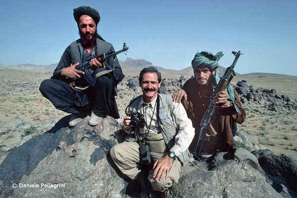 1990. Daniele Pellegrini posing with Afghan mujaheddin (Kandahar area, Afghanistan)