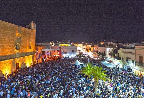 Folla in piazza al Cous Cous Fest