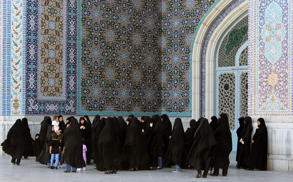 Qom, pellegrini in visita alla tomba di Fatima