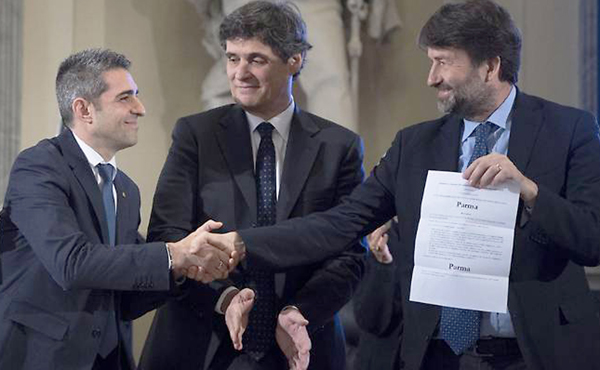 Il ministro Franceschini consegna il titolo al sindaco Pizzarotti