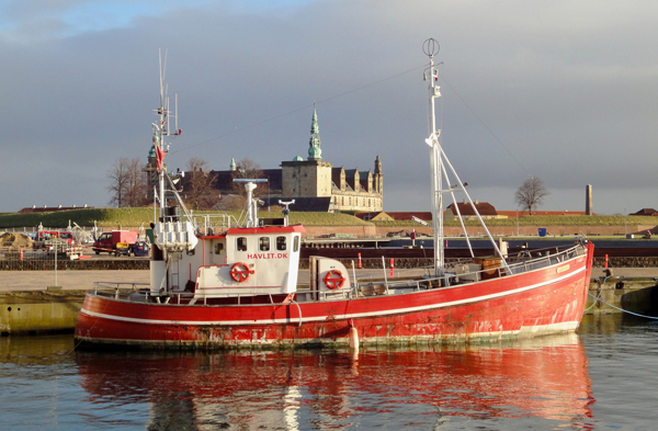 Castello e tipica barca da pesca danese
