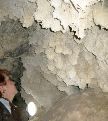 Salar de Uyuni, concreazioni di sale in grotta