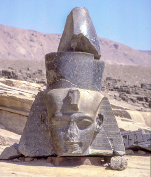 Tebe, testa di statua al Ramesseum