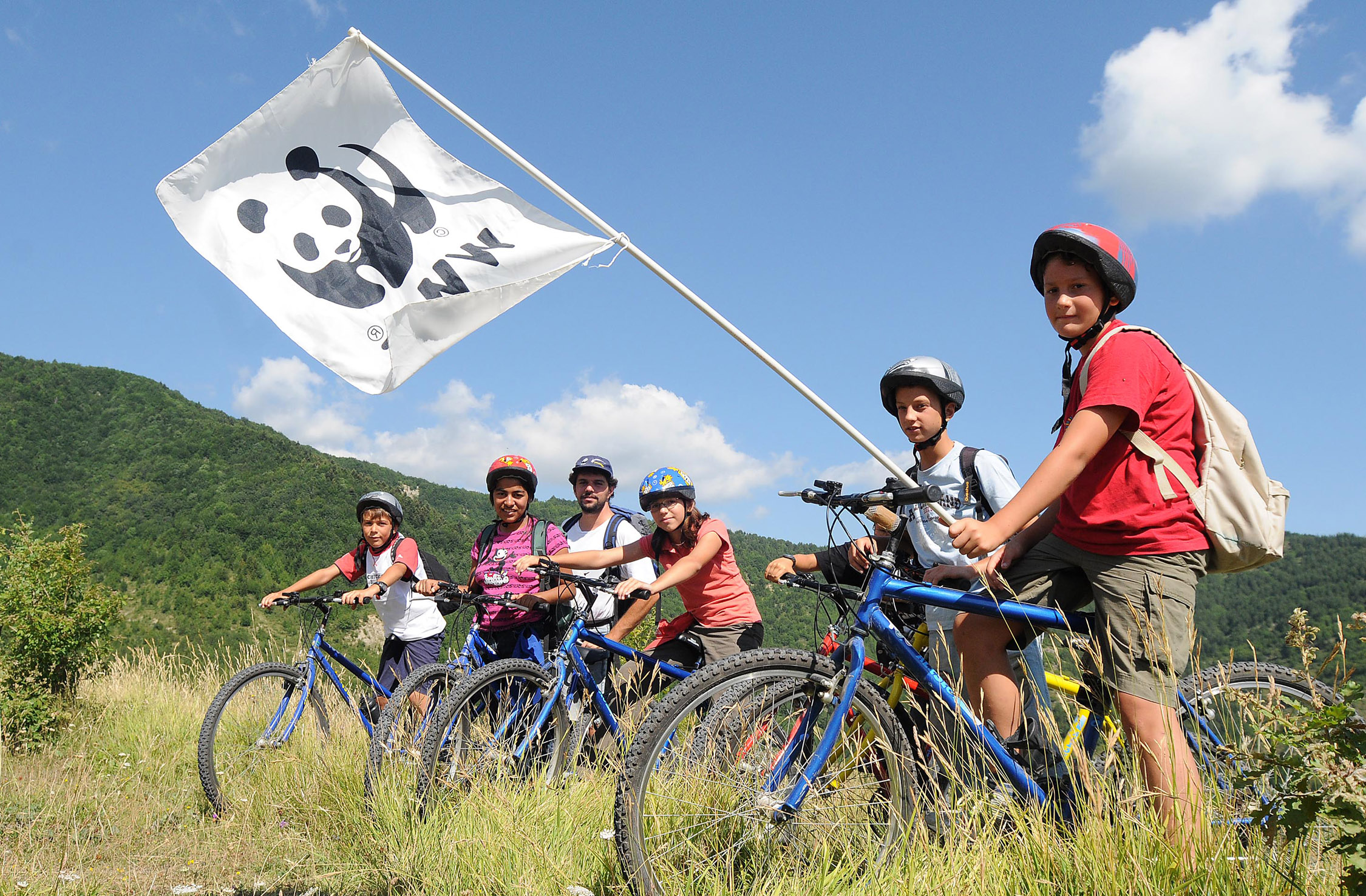 ABRUZZO - CORTINO (TERAMO) PARCO NAZIONALE DEL GRAN SASSO E MONTI DELLA LAGA - CAMPI ESTIVI WWF PER BAMBINI DELLE ZONE TERREMOTATE - ESCURSIONE IN MOUNTAIN BIKE