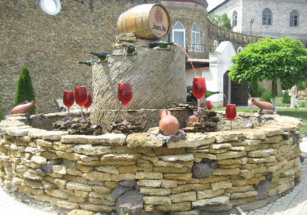 Melistii Mici, fontana di vino