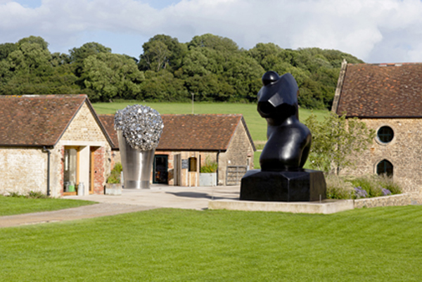 Hauser & Wirth Somerset, opere di Subodh Gupta e Paul-McCarthy