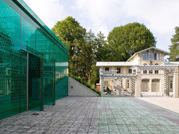 Lo Smaragd del Museo Rietberg affiancato dall'edificio dell'ex Remise.