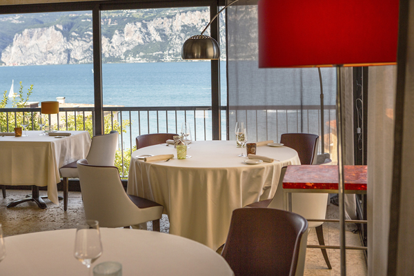 Il ristorante Vecchia Malcesine, affacciato sul Garda