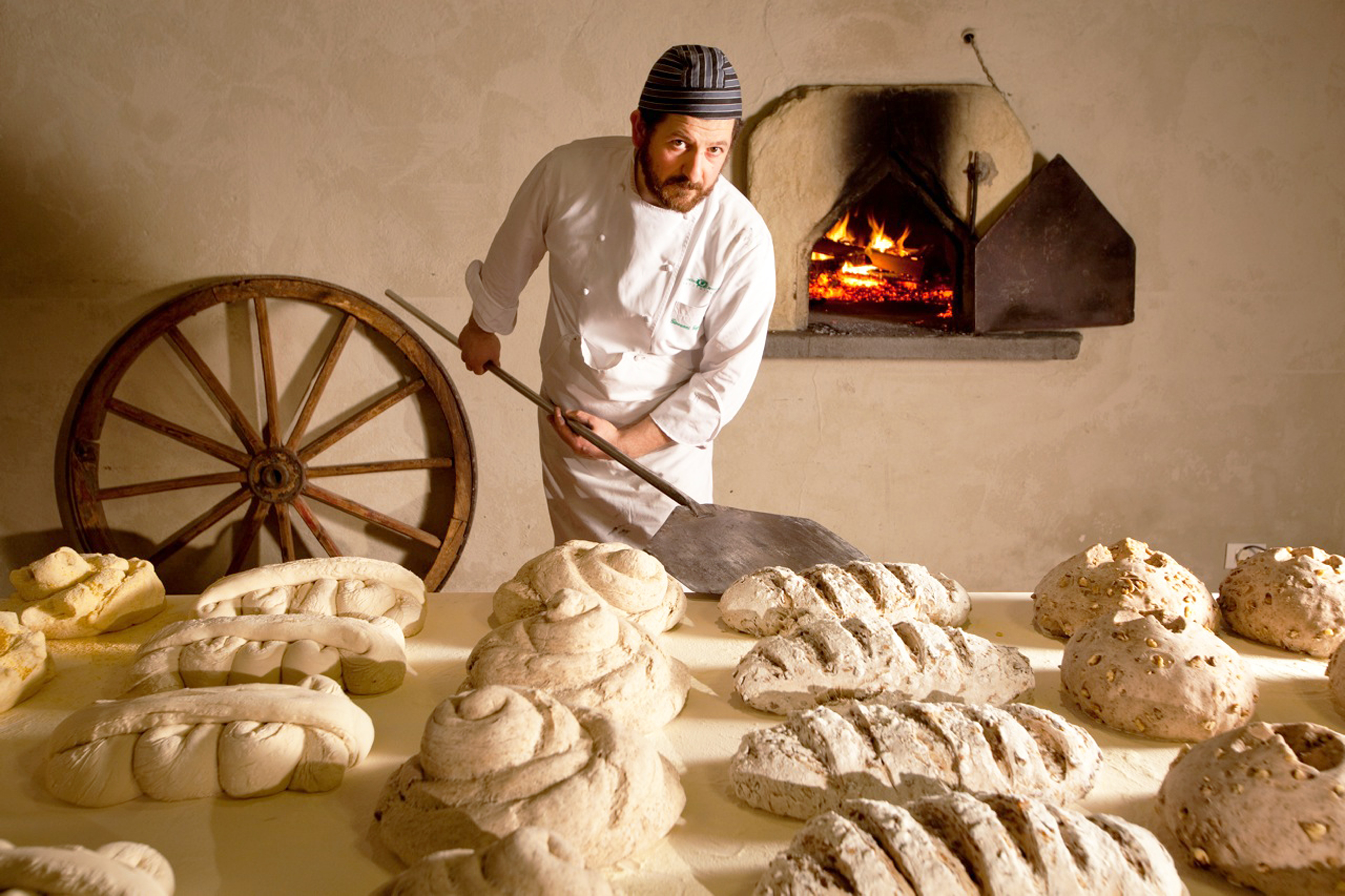 138) La Festa del pane con l'ampio forno a legna risalente al 1600