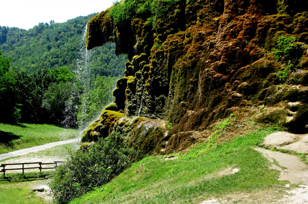  Il dosso in travertino formato dalla cascata concrezionante (foto G. Rivalta)