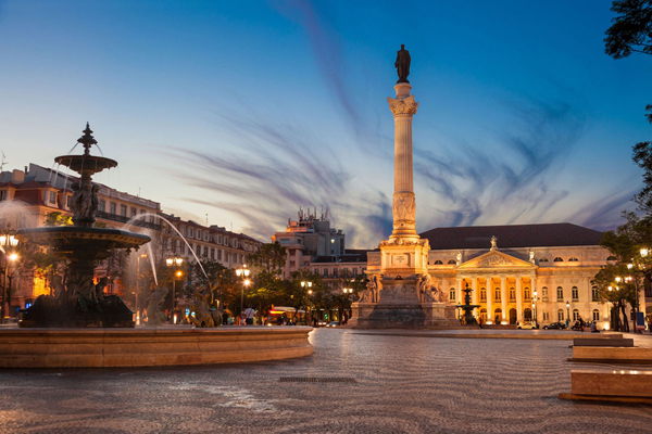 Piazza Dom Pedro IV (conosciuta anche come piazza Rossio). Sullo sfondo il Teatro Nazionale Dona Maria