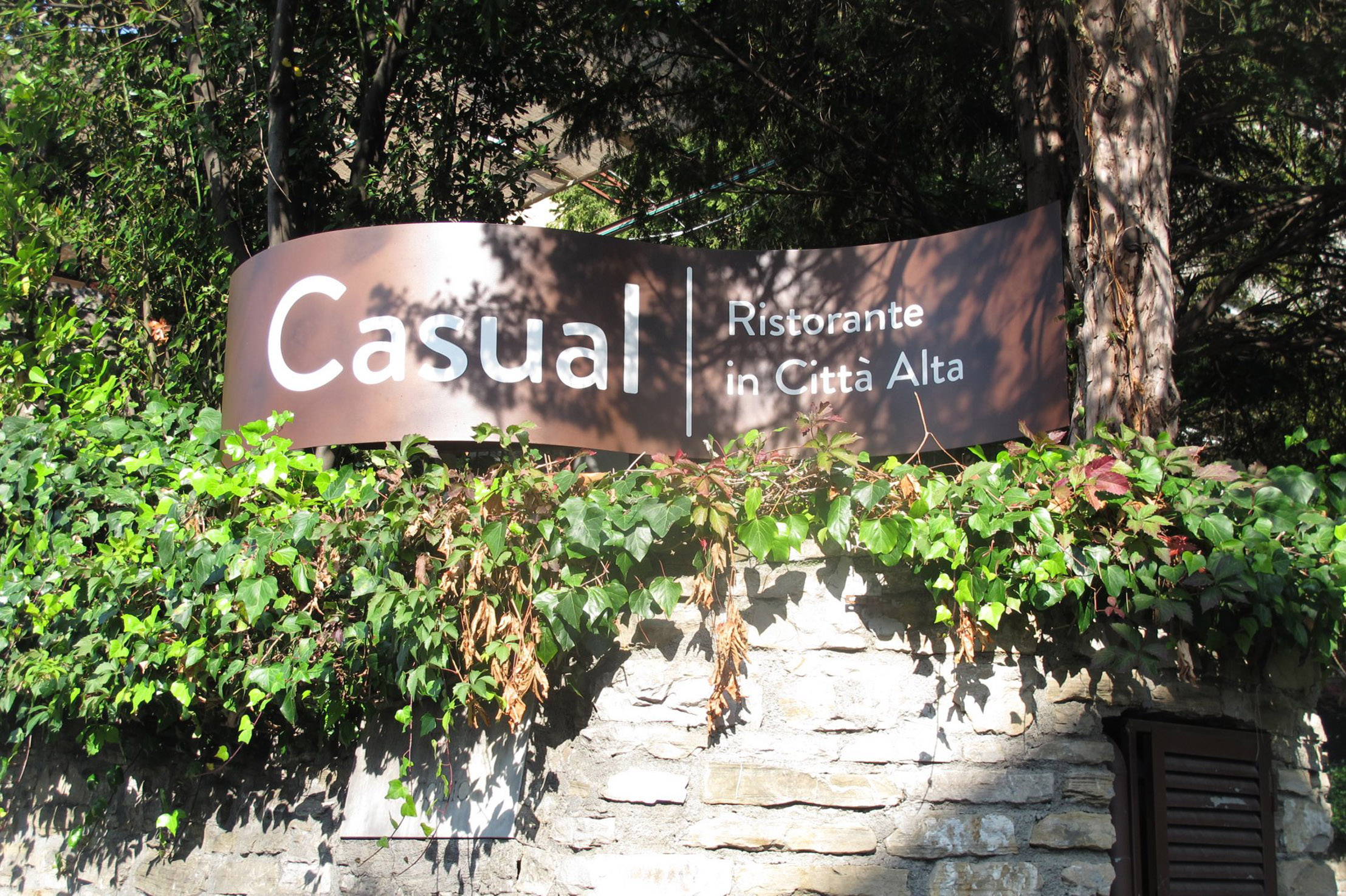 40 L'entrata del ristorante Casual