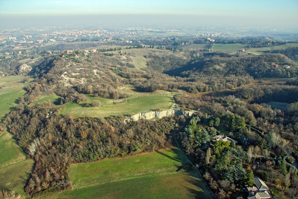 Porzione dei Gessi Bolognesi alla Croara - Archivio GSB-USB - Foto G. Bertolini