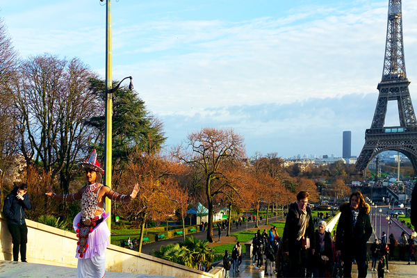 Parigi,personaggi pittoreschi sul Trocadero