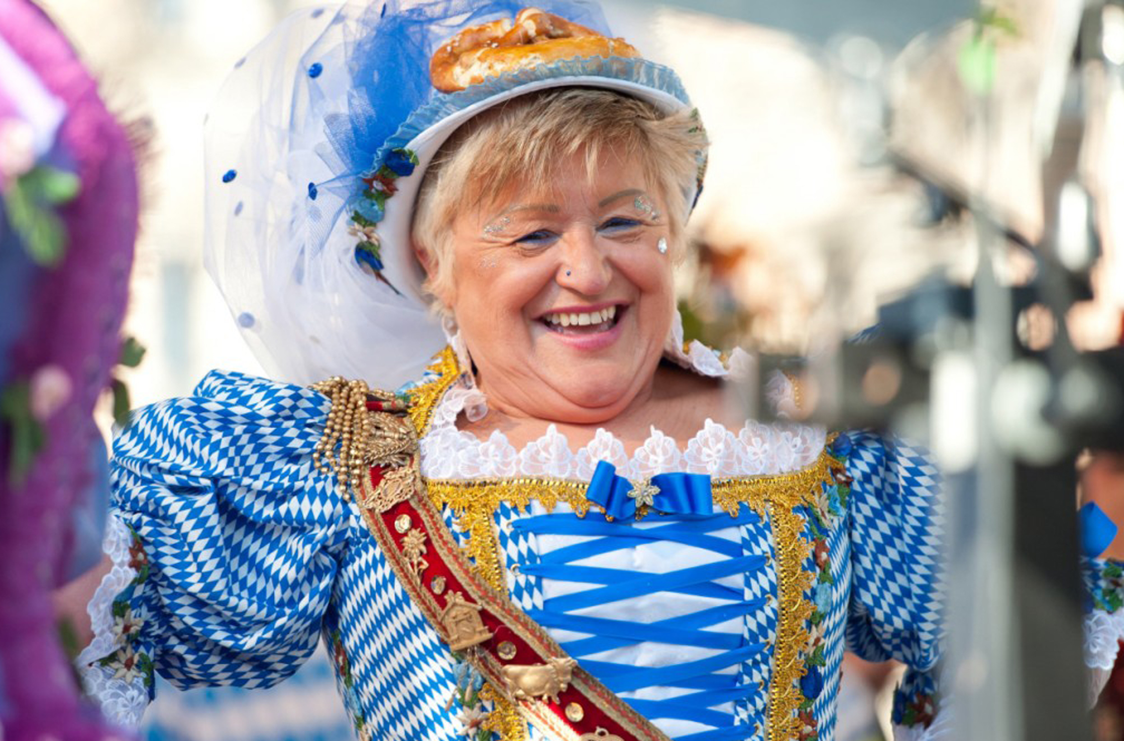 1) Fasching, una dama con il costume e i colori tradizionali di Monaco