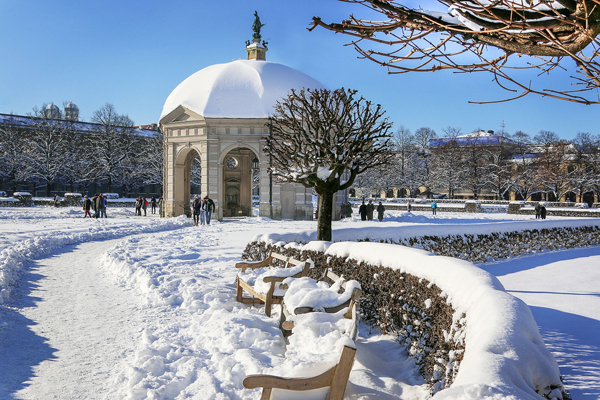 L'Hofgarten di Monaco, con il tempio di Diana (1615)