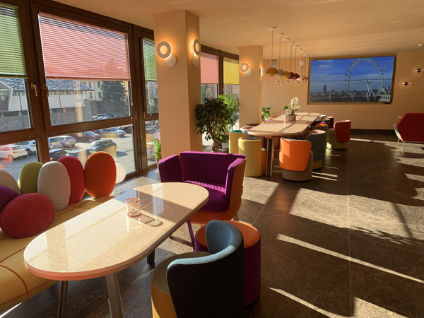 Omama social hotel Aosta, la lobby-bar