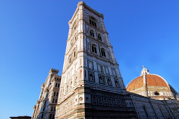 Il campanile di Giotto nel Duomo di Firenze e dietro la cupola del Brunelleschi