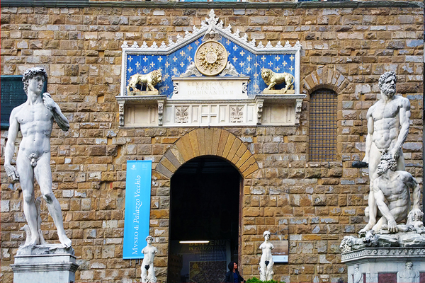  Le statue del David ed Ercole con Cao all'entrata del Museo di Palazzo Vecchio
