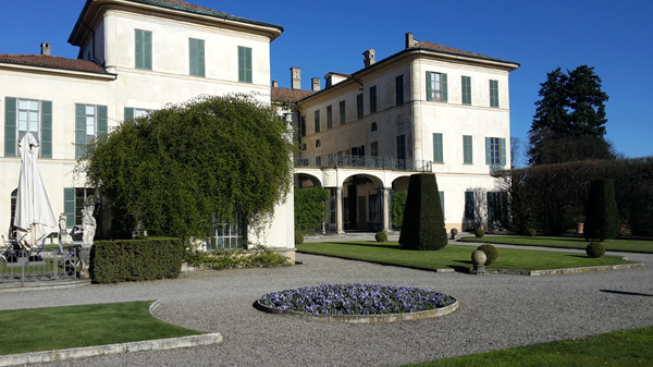 Villa Panza e, sulla sinistra, il déhor del ristorante Luce