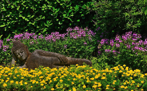 Un antico Buddha sdraiato nel Giardino botanico Fondazione André Heller